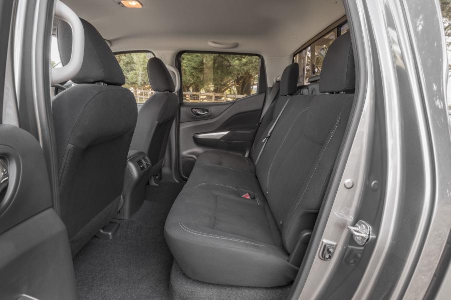 Интерьер Nissan Navara ST Dual Cab (D23) 2017 года  (AU) (фото 15 из 29)
